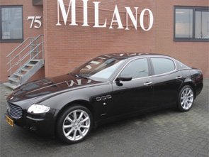 Een schitterende Maserati Quattroporte, zwart metaal met zwart leder interieur met slechts 22dkm.