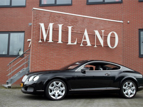 Een fabuleuze zwarte Bentley Continental GT 6.0-W12 (in de Mulliner uitvoering), met zwart lederen interieur