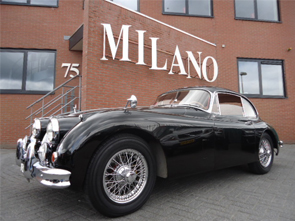Een prachtige Jaguar XK 150 S 3,4 Coupe uit 1959 in zwart metaal met  rood lederen interieur