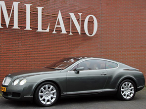 Een bijzonder mooie Bentley Continental GT in middengrijs metaal met cognac lederen interieur