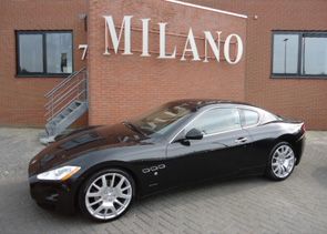 Een bijzonder fraaie Maserati Granturismo 4.2 V8 in zwart metaal met tabacco lederen interieur.
