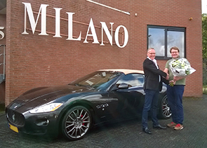 De unieke Maserati Grand Cabrio in zwart metallic, beige cabrio dak & bruin lederen interieur!