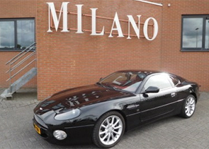 Een bijzonder mooie Aston Martin DB7 12 cilinderin de kleur zwart.
