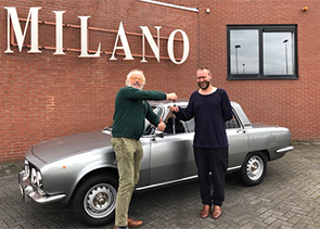 Een bijzonder mooie Aston Martin DB7 12 cilinderin de kleur zwart.